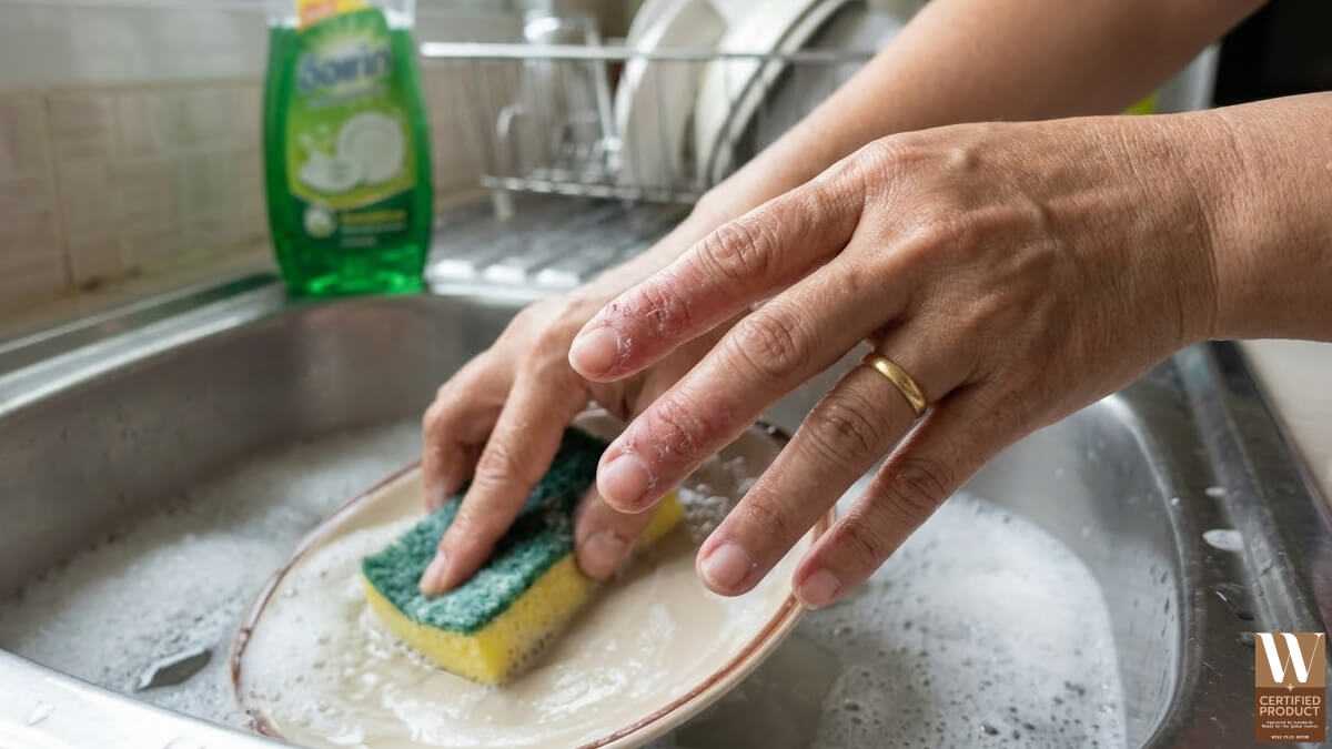 สาเหตุการแพ้น้ำยาล้างจานจากสารทำความสะอาดที่ทำลายเกราะป้องกันผิวมือ