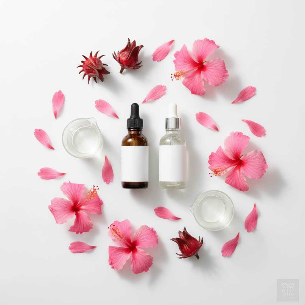 ดอกชบาและขวดสารสกัดสำหรับสกินแคร์