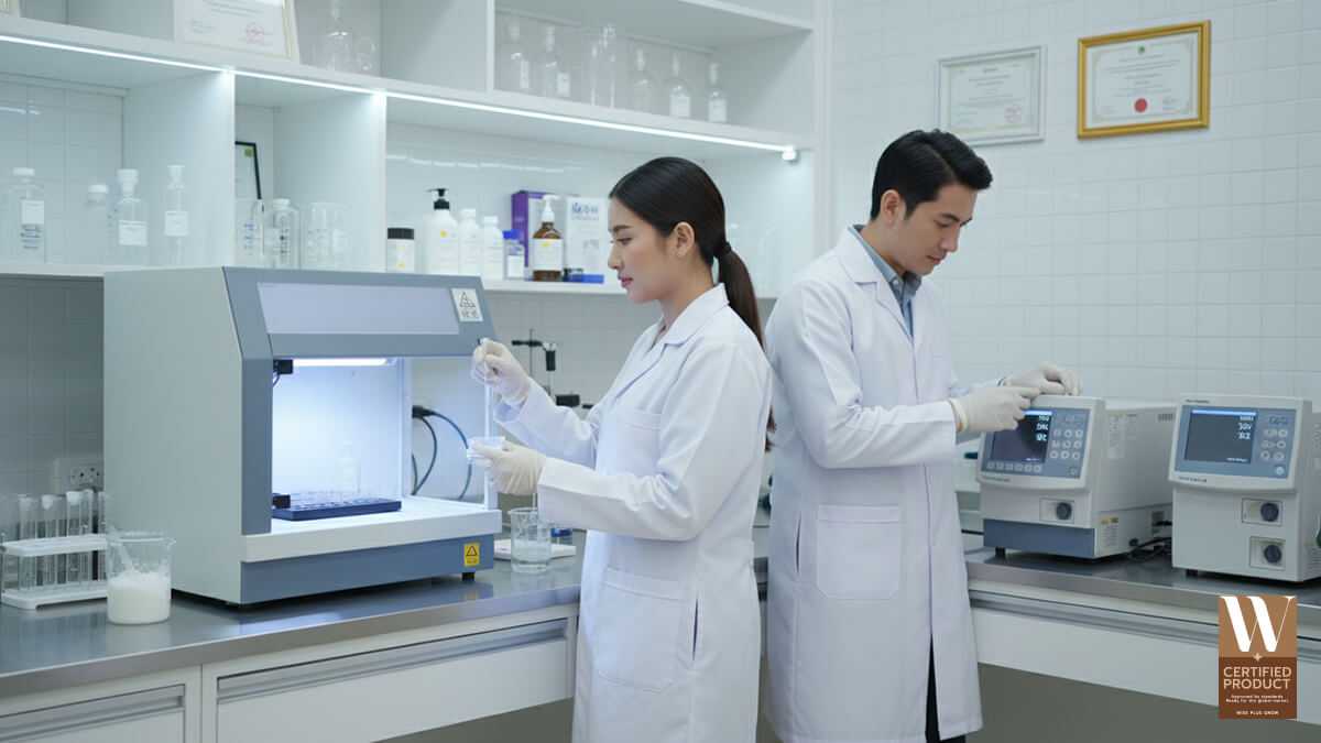 กระบวนการทดสอบครีมกันแดดในห้องแลปของโรงงานผลิต