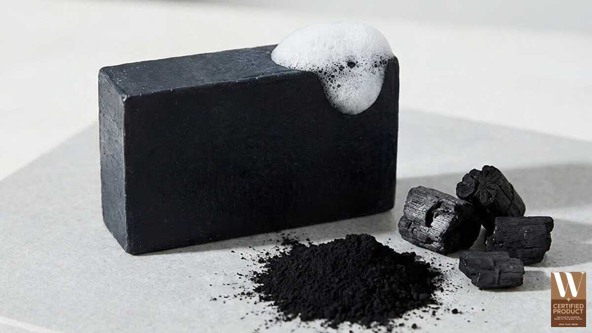 ถ่านดำในสบู่สาหร่ายแดงทองดำช่วยดูดซับความมันและสิ่งสกปรก