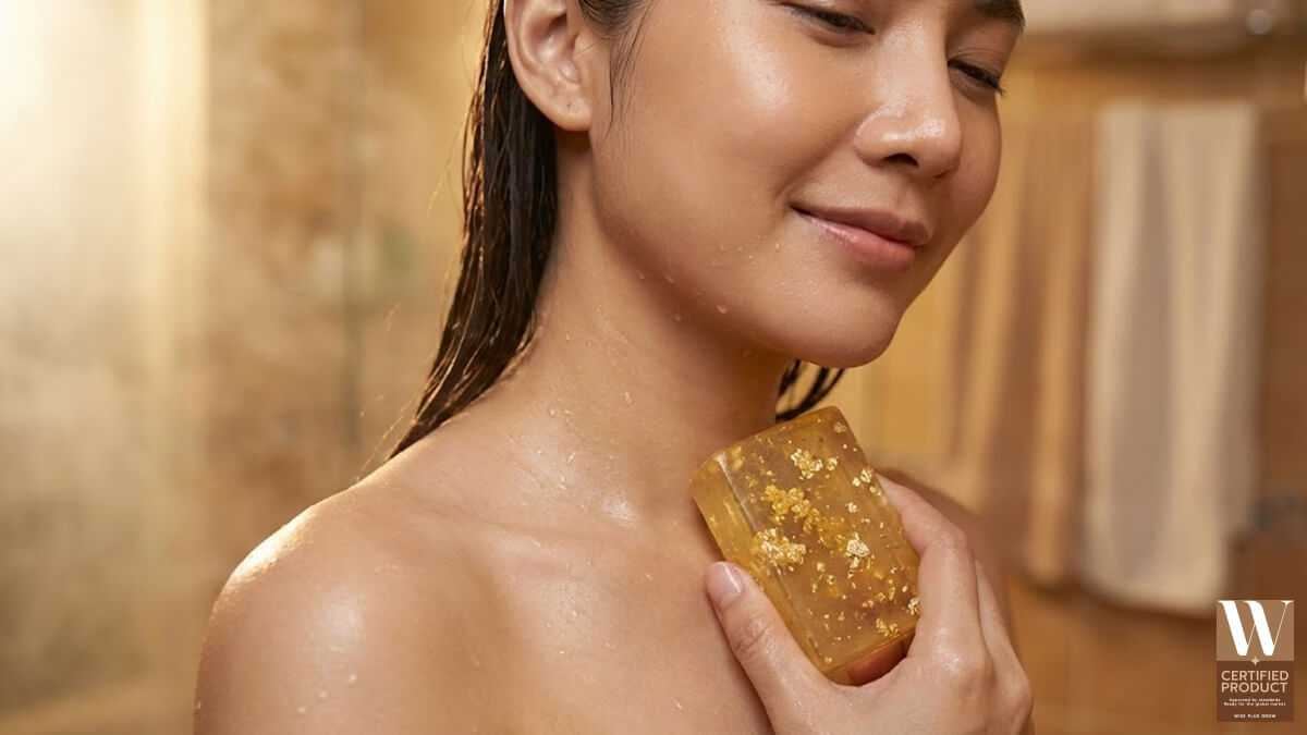 ผิวเนียนโกลว์ชุ่มชื้นของผู้หญิงไทยหลังใช้สบู่น้ำผึ้งทองคำ