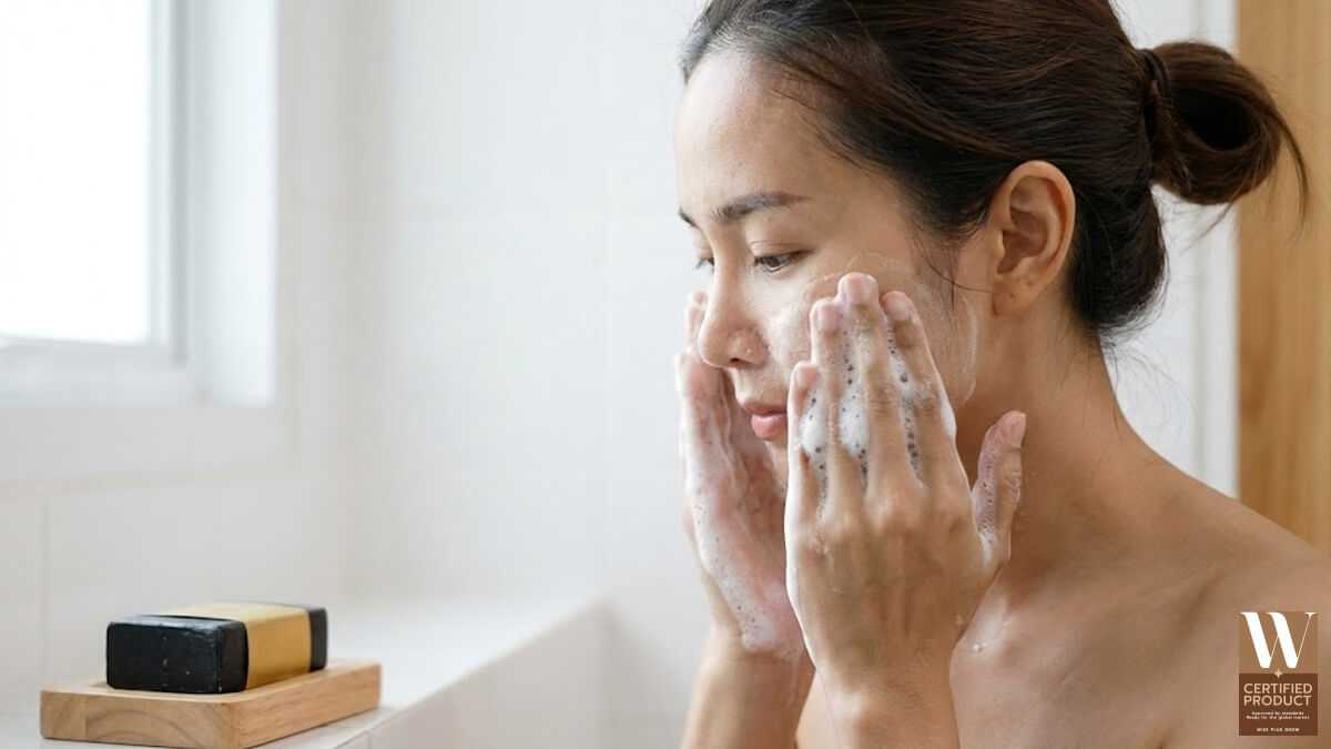 วิธีใช้สบู่สาหร่ายแดงทองดำถูให้เกิดฟองก่อนนวดลงบนผิวหน้าอย่างอ่อนโยน