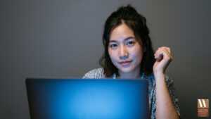 แสงสีฟ้าจากหน้าจอทำให้ผิวแก่เร็วขึ้นจริงไหม