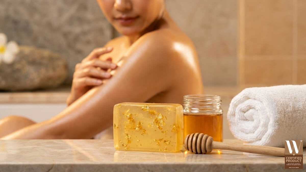 สบู่น้ำผึ้งทองคำก้อนสีทองวางคู่กระปุกน้ำผึ้งแท้ให้ผิวโกลว์ชุ่มชื้น