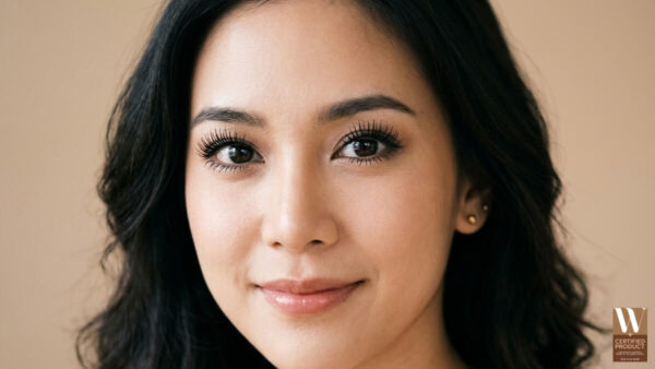 สีดำในมาสคาร่าทำให้ขนตาดูเข้มได้อย่างไร