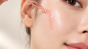ทาเซรั่มสาหร่ายสีแดงบนผิว